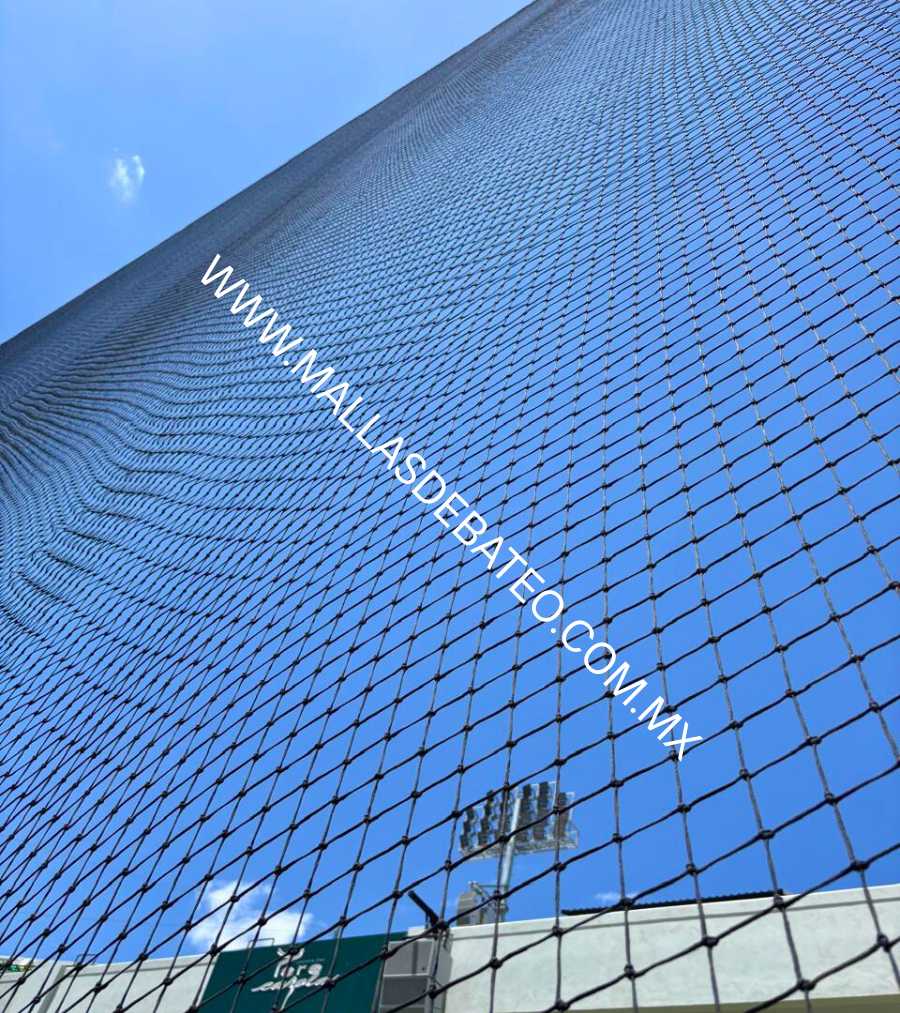 Malla de bateo backstop detrás del home en estadio de béisbol