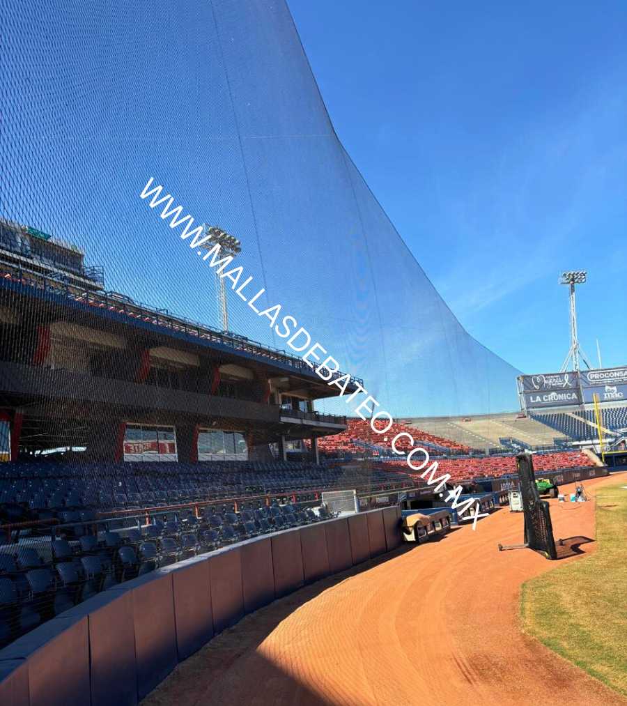 Jaula de bateo con malla de alto impacto en campo de béisbol